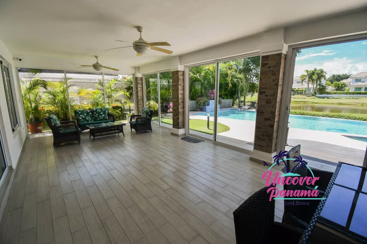 Casa moderna en venta en Bijao, Quarry Heights, Río Hato | Piscina  privada y bohío