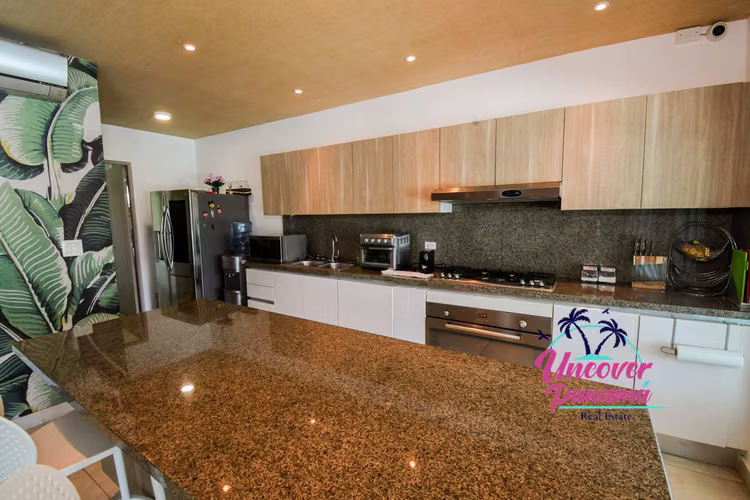 Casa moderna en venta en Bijao, Quarry Heights, Río Hato | Piscina  privada y bohío