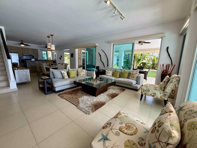 Venta de Casa en Bijao, con vista al mar