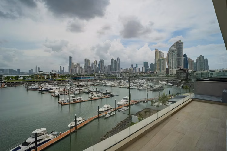 Exclusive Penthouse in Skyhomes with Private Pool on Ocean Reef Islands For Sale