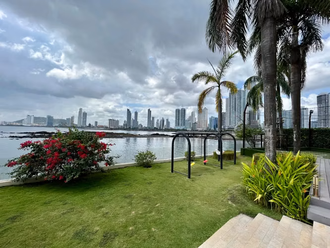 Se Vende Imponente apartamento en PH The Point - Punta Pacífica.