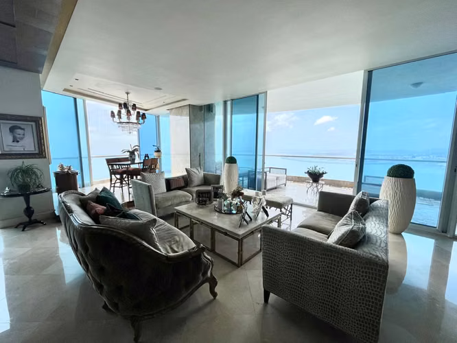 Se Vende Imponente apartamento en PH The Point - Punta Pacífica.