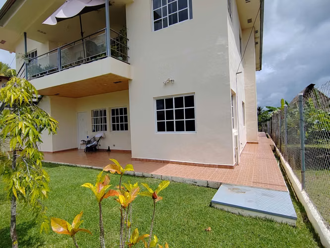 Apartamentos y local comercial en Coronado