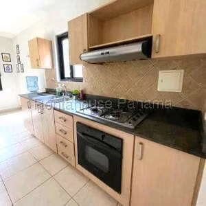Venta de Casa con 230m2 en Versalles PH Versalles I 26-2093SR