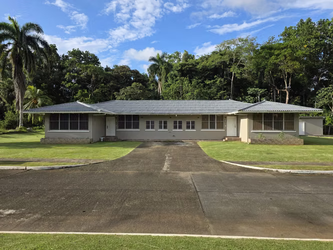 SE ALQUILA DUPLEX EN BRAZOS HEIGHTS, AREA REVERTIDA, COLON, ANTES DEL COLEGIO ABEL BRAVO