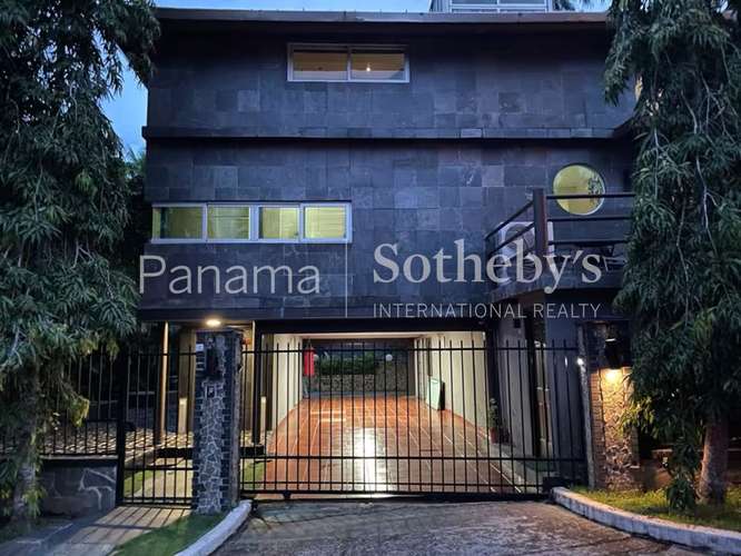 Casa A La Venta | Residencia de Lujo en Albrook con Piscina Privada | Rodeada de Naturaleza