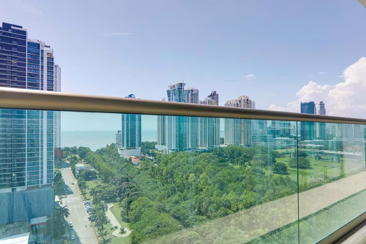 Apartamento de tres dormitorios en venta en Park Lane