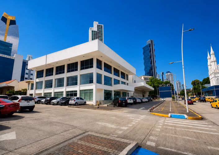 Building for rent with commercial premises and offices in Via España, 2,277m2 of construction
