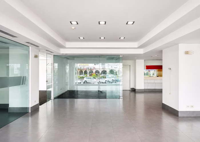 Alquiler de Edificio con Local Comercial y Oficinas en Vía España, 2,277m2 de construcción