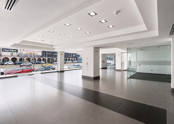Alquiler de Edificio con Local Comercial y Oficinas en Vía España, 2,277m2 de construcción