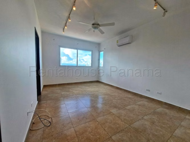 Venta de amplio Apartamento en Coco del Mar Ph Puntarenas Mts2: 378 PD