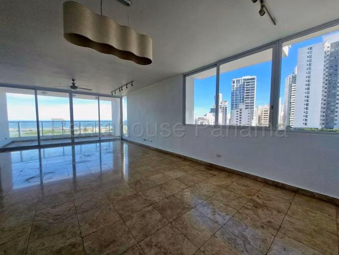 Venta de amplio Apartamento en Coco del Mar Ph Puntarenas Mts2: 378 PD