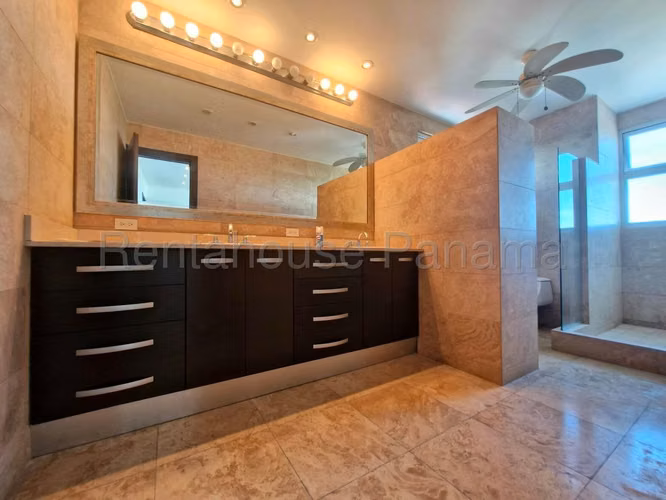 Venta de amplio Apartamento en Coco del Mar Ph Puntarenas Mts2: 378 PD