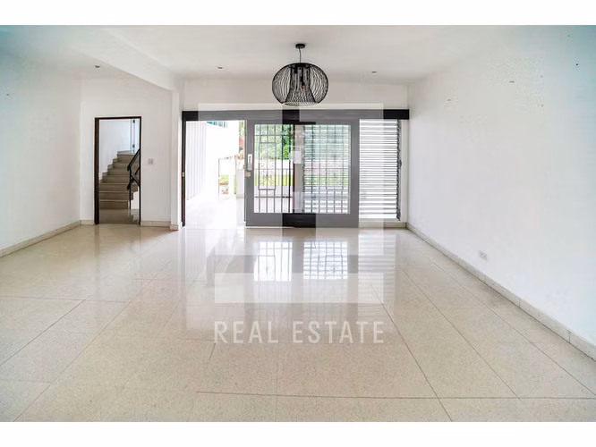 Se Vende Casa en Loma Alegre. Altos del Golf - Imagen 2