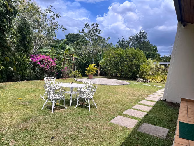 VENTA CASA DE 410 M² - TERRENO 971 M² - EN LAS CUMBRES - ID 814