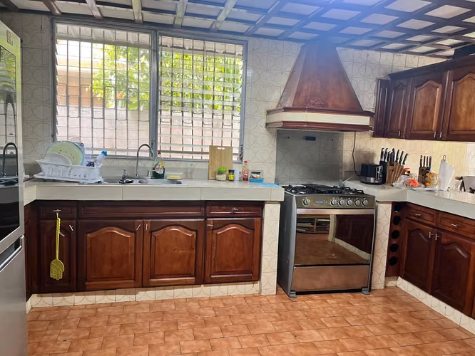 VENTA CASA DE 410 M² - TERRENO 971 M² - EN LAS CUMBRES - ID 814