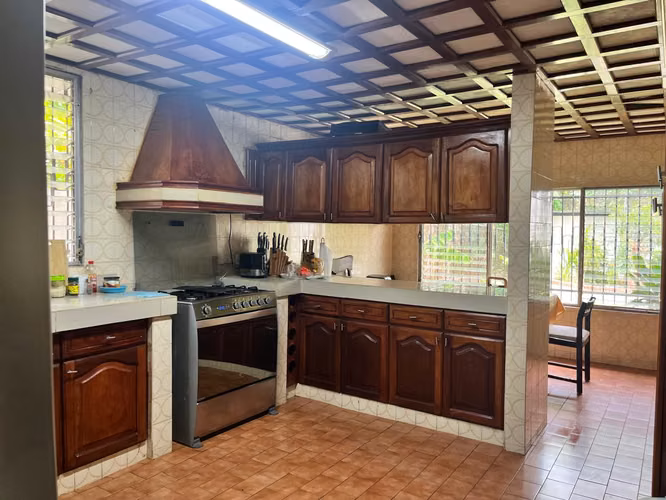 VENTA CASA DE 410 M² - TERRENO 971 M² - EN LAS CUMBRES - ID 814