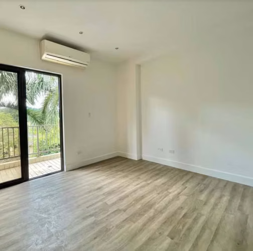 Venta de Apartamento en PH Embassy Village/ Oportunidad de Inversión