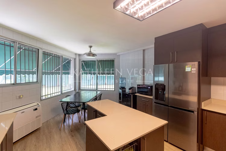 Casa en San Francisco | Casa Unifamiliar 2 Niveles en Venta en Villa Lilla