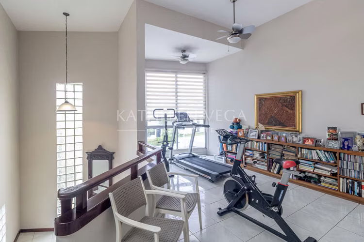 Casa en San Francisco | Casa Unifamiliar 2 Niveles en Venta en Villa Lilla