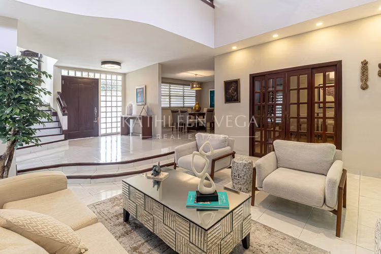 Casa en San Francisco | Casa Unifamiliar 2 Niveles en Venta en Villa Lilla