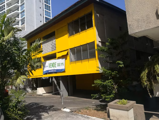 Terreno en El Cangrejo, con edificio para remodelar.