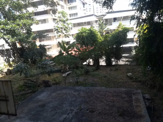 Terreno en El Cangrejo, con edificio para remodelar.