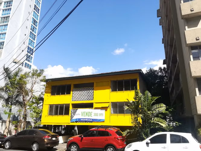 Terreno en El Cangrejo, con edificio para remodelar.