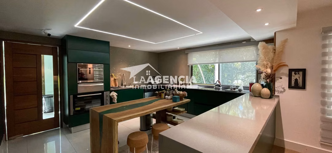 Clayton, Venta de Casa Duplex remodelada con terraza techada