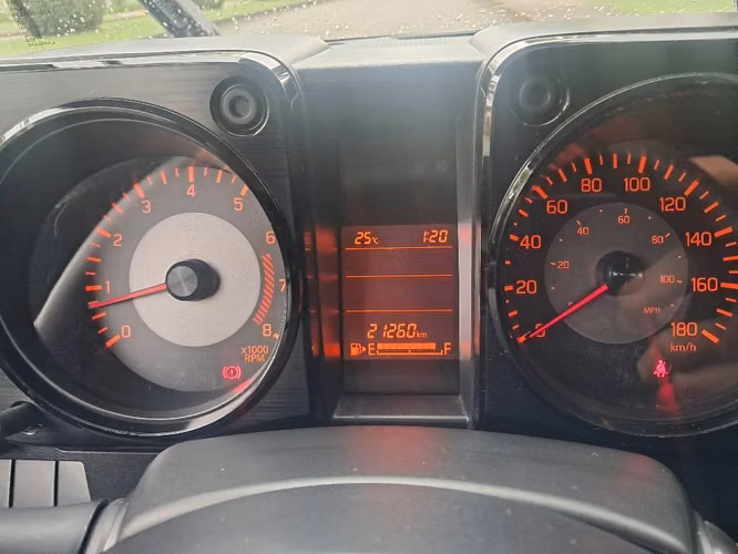 Vendo Suzuki Jimny 2023 21,260 kms • Transmisión manual • Tracción 4x4