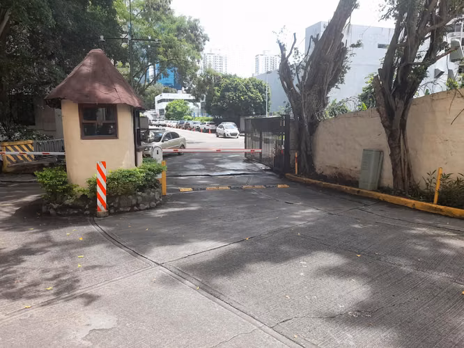 AMPLIO Y CENTRICO APARTAMENTO REMODELADO EN PH VISTA OBARRIO