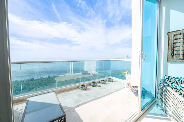 SE VENDE BELLO APARTAMENTO EN PRIMERA LÍNEA DE COSTA DEL ESTE