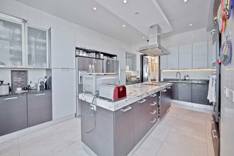 SE VENDE BELLO APARTAMENTO EN PRIMERA LÍNEA DE COSTA DEL ESTE