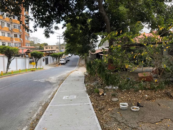 EN VENTA TERRENO Ave. Santa Elena
