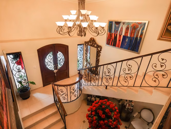 Venta de casa de 2 niveles en Altos de Panamá