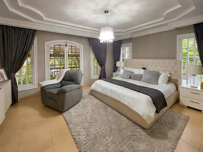 Venta de casa de 2 niveles en Altos de Panamá