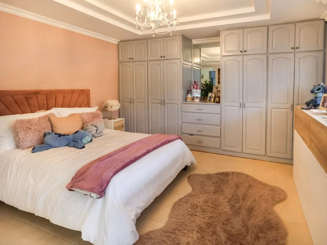 Venta de casa de 2 niveles en Altos de Panamá