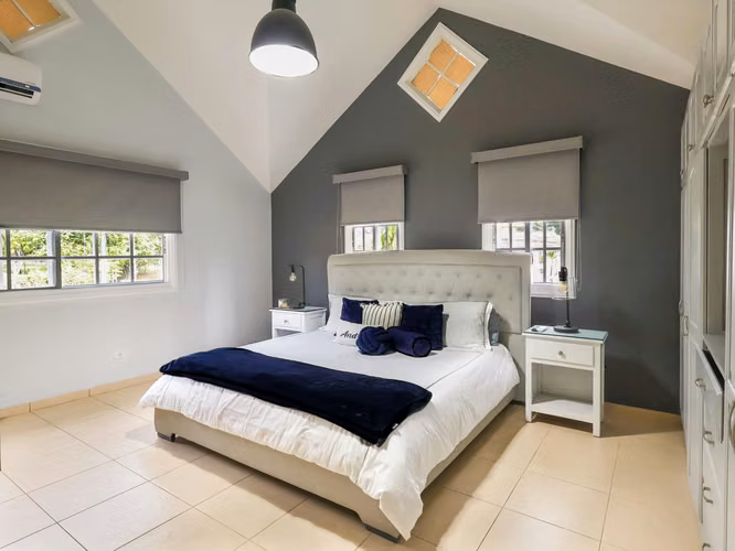 Venta de casa de 2 niveles en Altos de Panamá