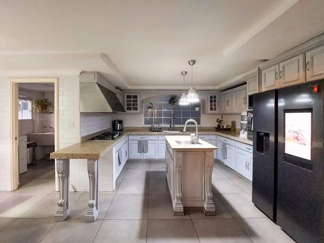 Venta de casa de 2 niveles en Altos de Panamá