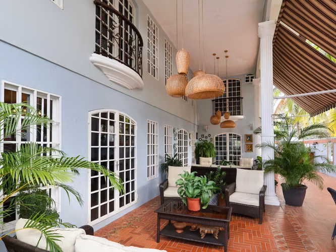 Venta de casa de 2 niveles en Altos de Panamá
