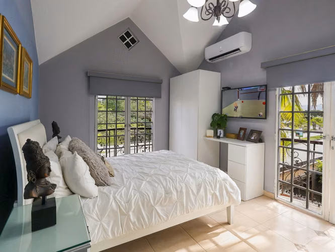 Venta de casa de 2 niveles en Altos de Panamá