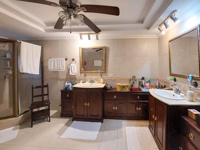 Venta de casa de 2 niveles en Altos de Panamá