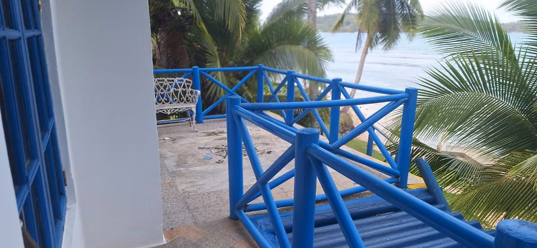 CASA EN LA GUAIRA, PORTOBELO -  FRENTE AL MAR