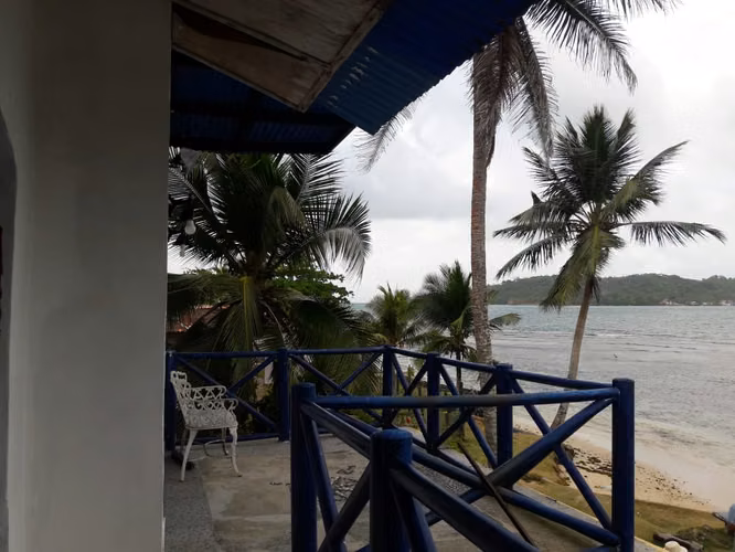 CASA EN LA GUAIRA, PORTOBELO -  FRENTE AL MAR