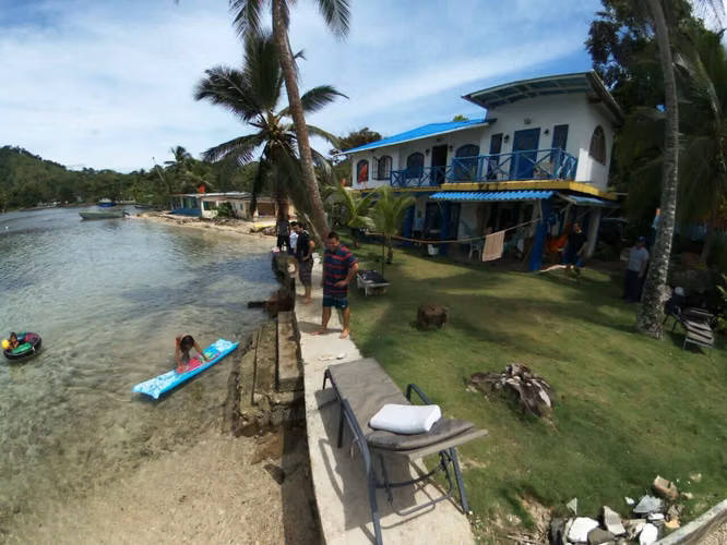 CASA EN LA GUAIRA, PORTOBELO -  FRENTE AL MAR