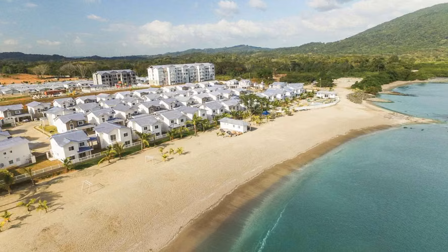 Vendo linda casa  a estrenar en playa dorada