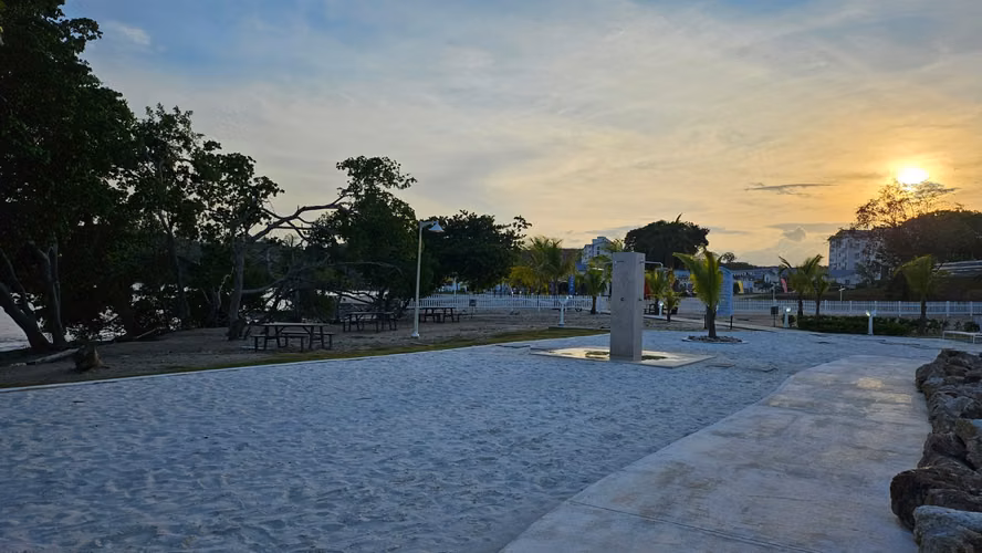 Vendo linda casa  a estrenar en playa dorada
