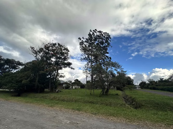 SE VENDE LOTE DE ESQUINA A POCOS METROS DE LA VÍA PRINCIPAL DE VOLCÁN
