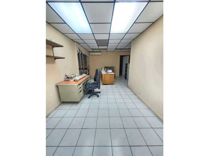GALERA CON DEPOSITOS Y OFICINA EN AV TRANSISMICA