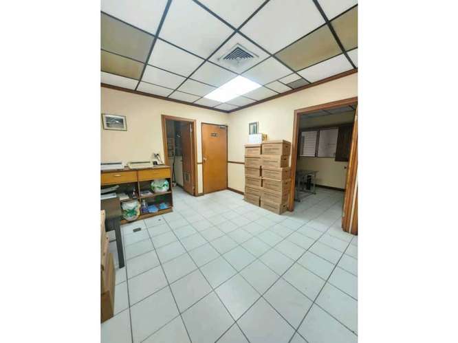 GALERA CON DEPOSITOS Y OFICINA EN AV TRANSISMICA